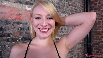 Jouer Dick sucker trillium transforme son visage en cible de sperme pour trois mecs excités!