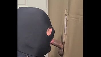 play カットされていないラテン系の建設労働者がドアの外に並んでいます。彼の負荷はいいです