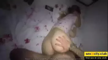 Jouer Sexe par derrière avec une petite amie blonde avec des fesses et des jambes excitées