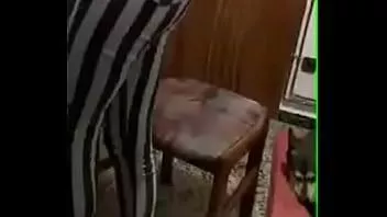 再生 ロシアのティーンは男を吸い取り、潜望鏡で彼女のお尻を見せます