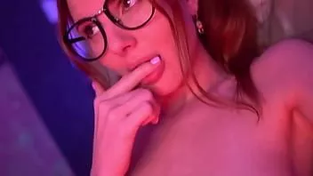 play Hipster Rotschopf nackt und spielt mit ihrem Körper
