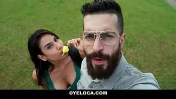 Odtwórz Teamskeet - niewinnie wyglądająca nastolatka zszokowana hoirny kolesiem, gdy pokazuje swój bąbelkowy tyłek