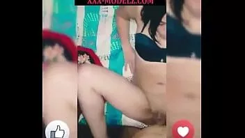 Reproducir Mi hermana caliente no puede relajarse, así que me la follé amateur