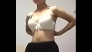 Jouer Fille chinoise se déshabille et montre son corps incroyable