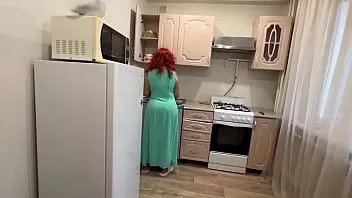 play Moeder met een grote kont bevredigde haar zoon met haar anaal in de keuken