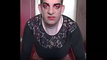 Reproducir Si este video no es para usted, no lo mire, ya que puede que no sea para todos los que ven a un travesti ofreciéndose a cualquier hombre que lo esté mirando.