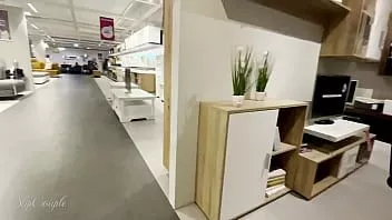 Reproducir Masturbación con la mano en público en una tienda de muebles: ¡corrida arriesgada y loca!