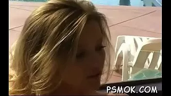 play Bimbo se masturba porque la excita
