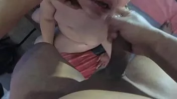 تشغيل إنها تحتاج دائمًا إلى قضيب كبير أسفل حلقها ونائب الرئيس الساخن على وجهها