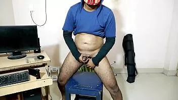 Reproducir Viendo porno caliente en el móvil casi se corren en la mano