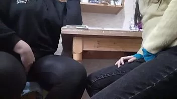 播放 当我们的邻居大声操时，我们用谈话自慰并射精 - 女孩飞翔高潮