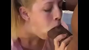 play Una lujuriosa rubia esbelta folla con un semental moreno en diferentes posturas, le chupa la gran polla y recibe semen en su boca
