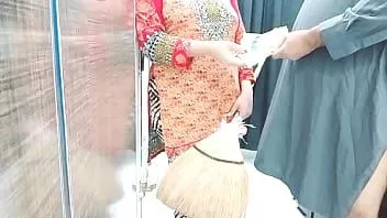 Reproducir Sirvienta india necesita dinero y follada por su jefe con audio claro charla de sexo caliente