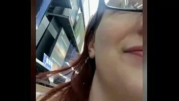 play ウォルマートで買い物中にカメラに自分の姿を映す女の子