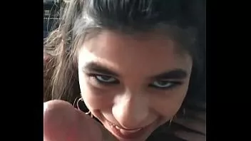 Reproducir Puta latina amateur de 18 años da la cabeza con pastel de crema oral y juega con mi semen