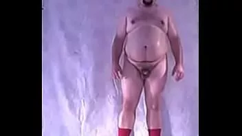 Jouer Kspigbear en sueur branle sa bite dans des chaussettes grises