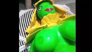 play La hermosa y brillante sirena verde lima daphne recibe su primer creampie [creampie en la lima]