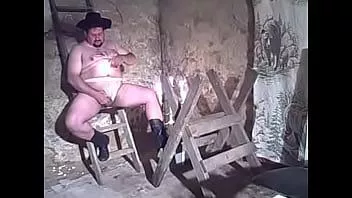 Odtwórz Napalony, brudny kowboj kspigbear bawi się gorącym woskiem ze świecy i masturbuje się