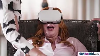 play 丰满的红发女郎获得 VR 玩弄体验