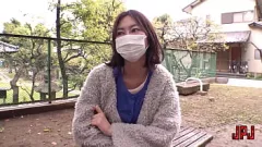 play 暴露狂家庭主妇 Manami Honyo 在公共场合展示她毛茸茸的阴户