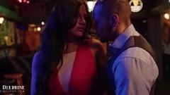 Reproduzir Encontro de sexo público curvilíneo de MILF Mona Azar com um barman de pau grande