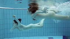 play Lesbian Berbikini Anna Netrebko & Lada Poleshuk: Sexcapade Umum di Tepi Kolam Renang Luar Ruangan