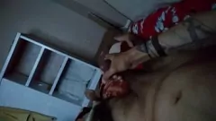 Abspielen Darius Andinos intensive Solo-Masturbationssitzung