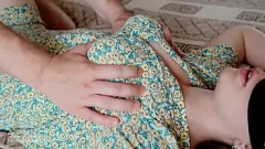 Abspielen Intensives Nippelspiel und echter Orgasmus der brünetten Frau