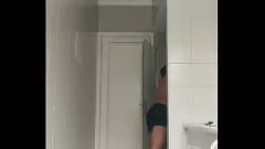 Reproducir Fetiche de pie amateur sexy: afeitado en el baño