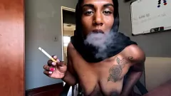 Играть Desi в рыбных чулках и хиджабе с использованием зажимов сосков