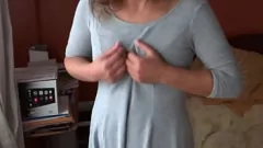play Curvy MILF pronkt met haar natuurlijke tieten en maakt pikken hard in amateur -compilatie