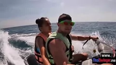 Riproduci Vivi un'indimenticabile pompino amatoriale con una piccola ragazza asiatica su un motoscafo