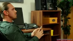 تشغيل شقراء وقح في جوارب يحصل لها ضيق كس حلق استغل من قبل الأخ غير الشقيق في المكتب