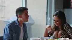 Reproducir Dos MILFs compartiendo una gran polla joven en un trío duro con una estrella porno